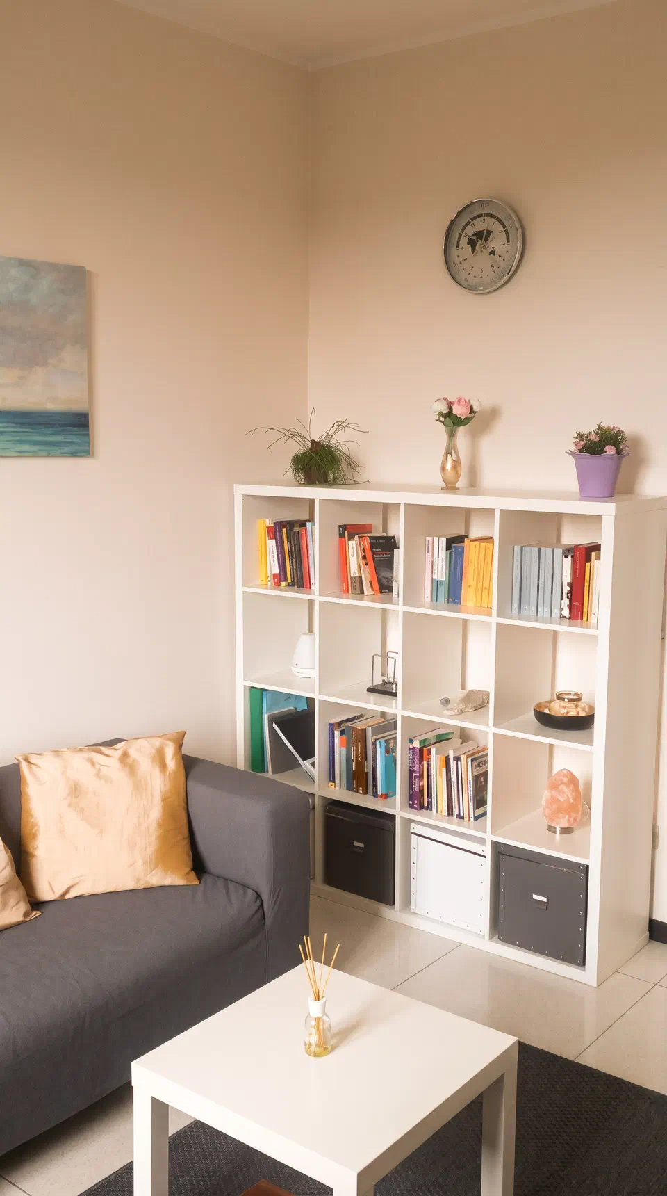 La libreria dello studio con libri, piante e orologio